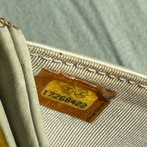 CHANEL 2012 PATENT LEATHER DIAMOND STITCH COMPACT WALLET - Picture 7 of 15